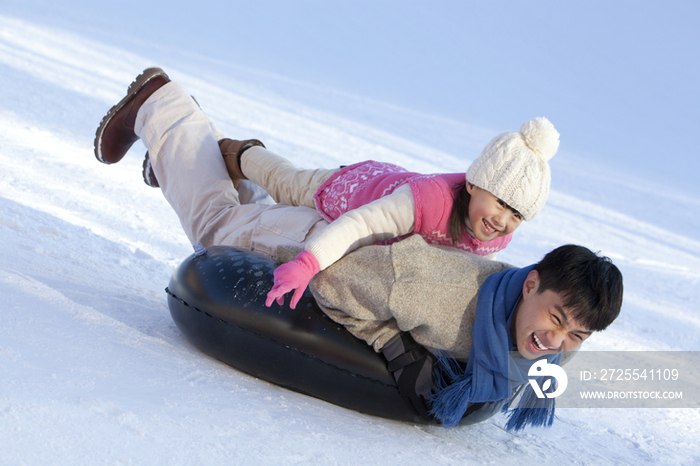 父女在雪地嬉戏