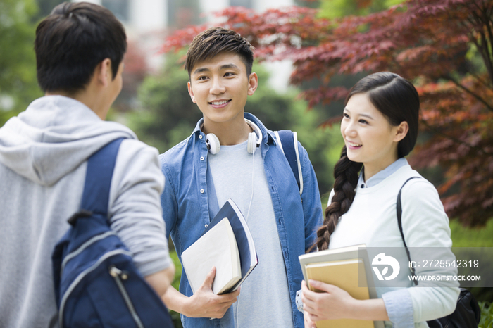 校园里的大学生同学