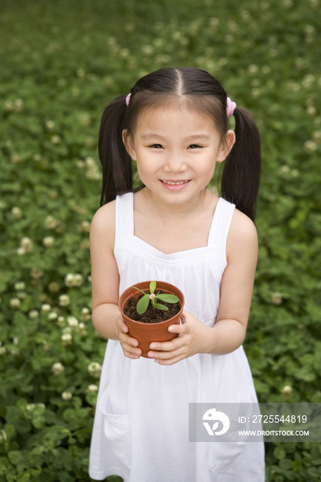 小女孩和盆栽植物