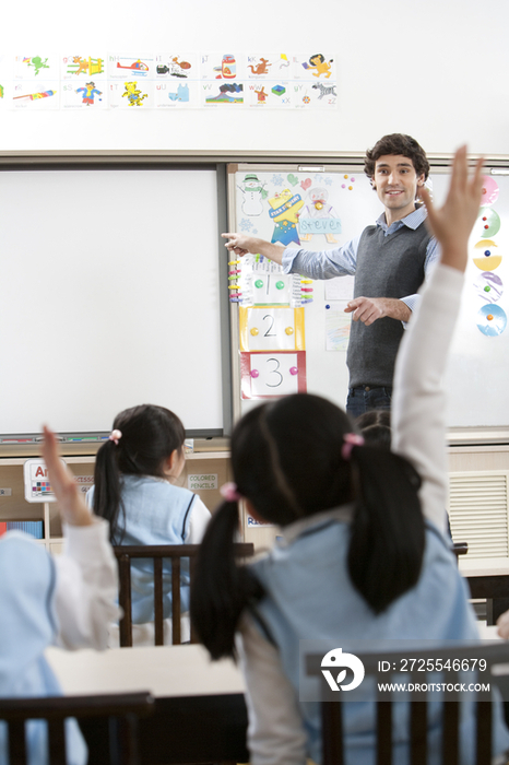 老师和小学生在课堂