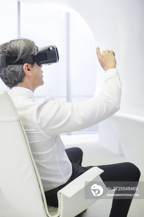 商务男士在办公室使用VR眼镜
