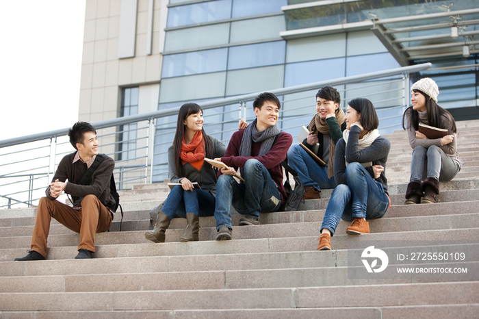 校园里的大学生坐在台阶上