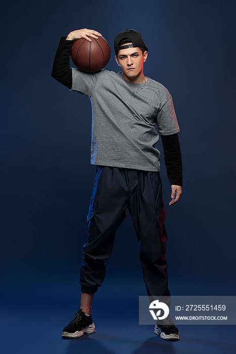 时尚的年轻男子打篮球