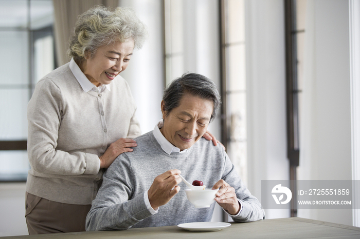 老年男子吃红枣粥