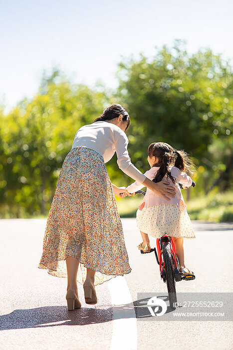 母亲教女儿骑自行车