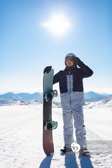 年轻男子户外滑雪