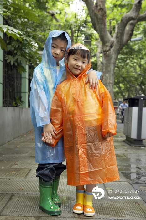 穿雨衣的孩子们