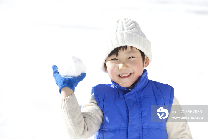 小男孩在雪地嬉戏