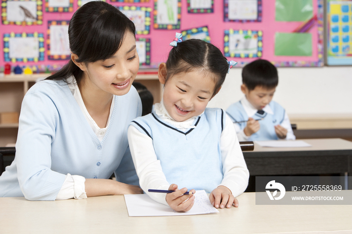 老师在课堂辅导小学生