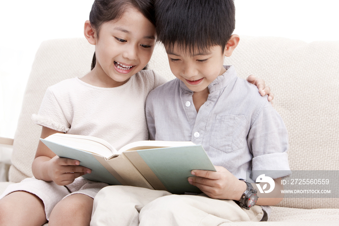 小男孩和小女孩读书