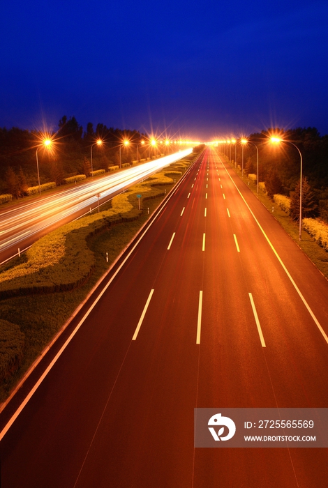 夜间的公路