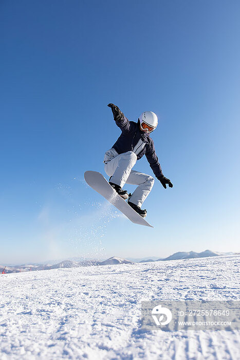 年轻男子户外滑雪