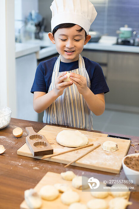 快乐的小男孩在家制作糕点