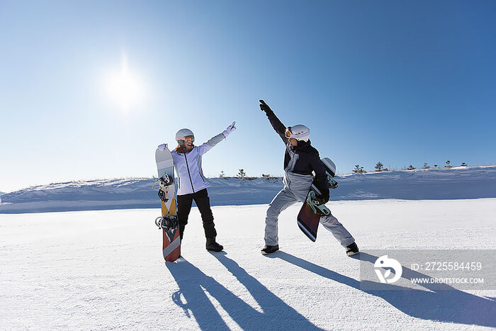 年轻情侣户外滑雪