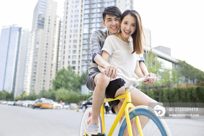 快乐的年轻情侣骑自行车