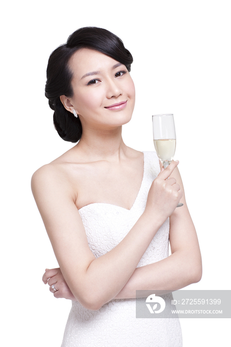 优雅的女人手拿香槟酒杯