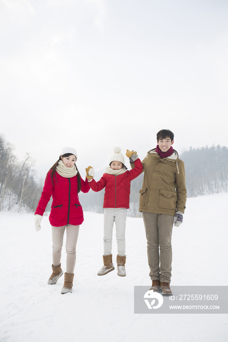 快乐的一家人在雪地上嬉戏