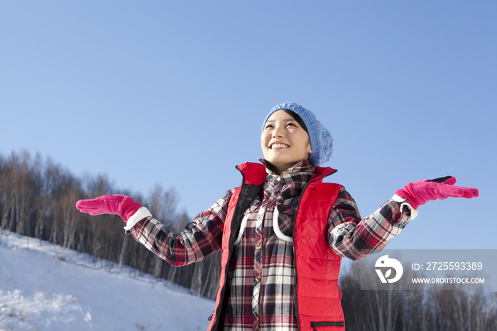 青年女子在滑雪场