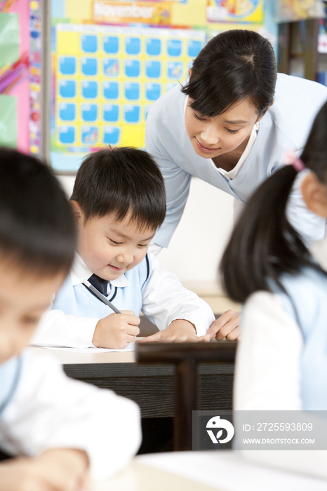 老师在课堂辅导小学生