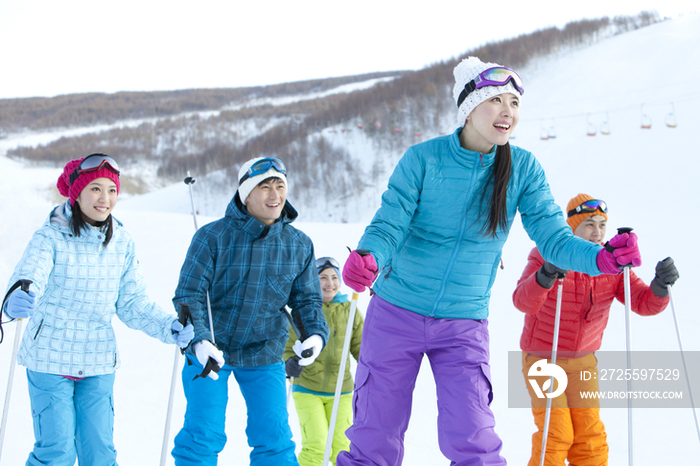 时尚青年男女在滑雪场