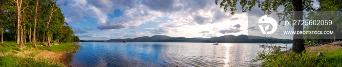 夏季日落时的湖泊全景。