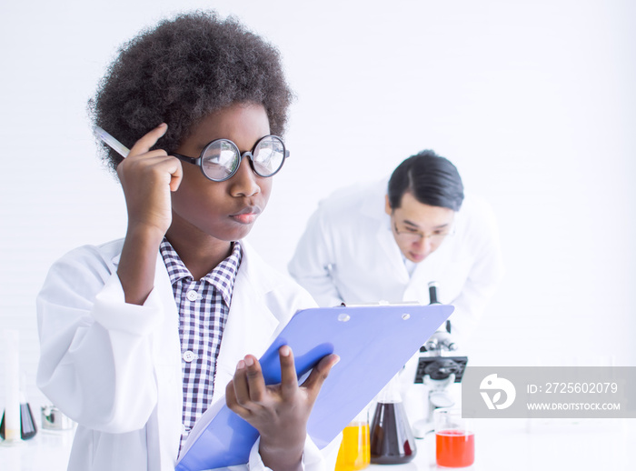 非洲黑人男孩在学校课堂上学习科学