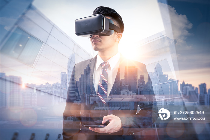 商人在日出时使用VR眼镜与城市景观叠加的双重曝光图像