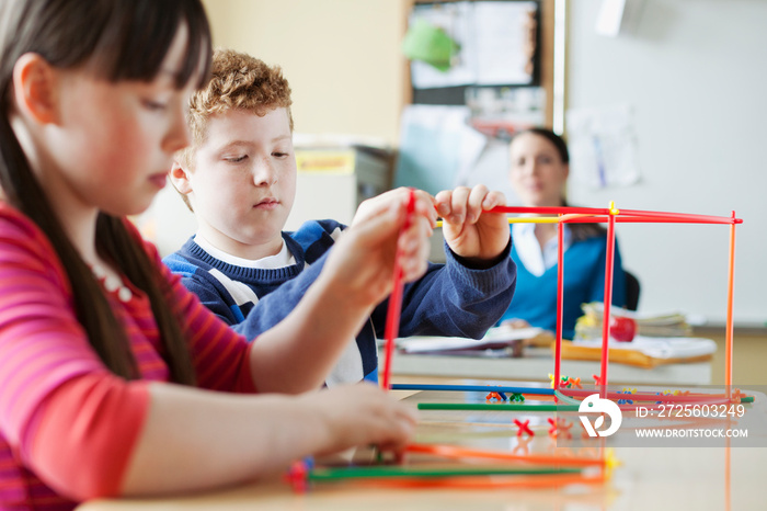 小学生使用塑料建筑套装