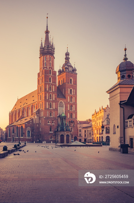 波兰克拉科夫，清晨阳光下主广场上的圣玛丽教堂