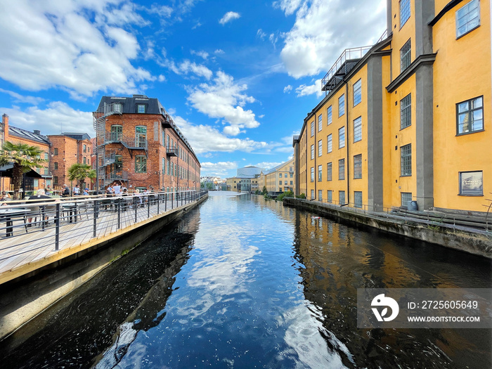 Blick über den Fluss Motala Ström auf die Altstadt von Norrköping, Schweden