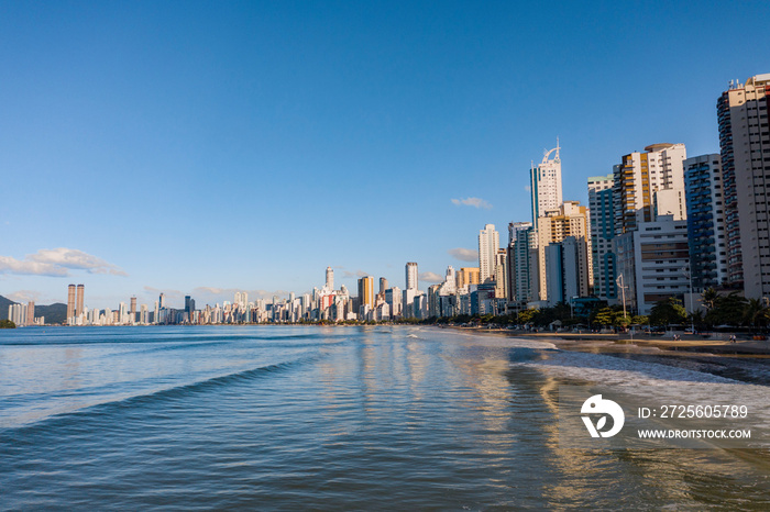 巴西Balneario Camboriu地区建筑物景观的航拍图像