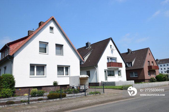 Wohnstraße mit Siedlerhäusern der Nachkriegszeit