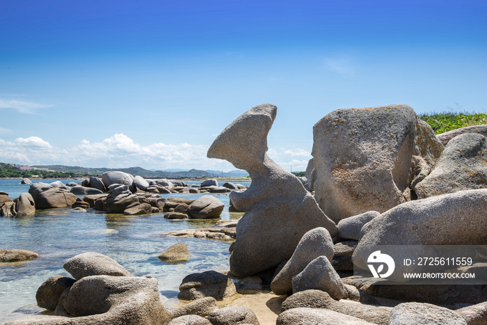 圣特雷莎·迪加Punta Acuta海滩上被风侵蚀的岩石，形状像一个女人