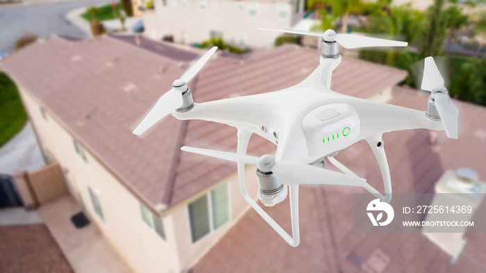 无人机系统（UAV）四旋翼无人机在房屋上空检查屋顶。