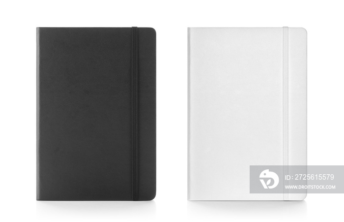 黑白色皮革织物精装笔记本，带松紧带。带笔记本c的正视图