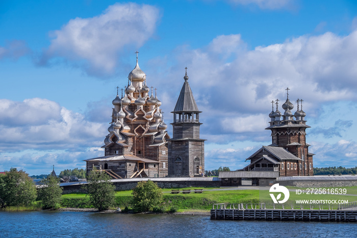 Paisaje en la isla de Kizhi con la iglesia de la Transfiguración y otras construcciones de madera, R