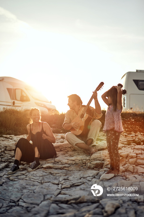 一家人在度假，唱歌，弹吉他，享受夏日的氛围。