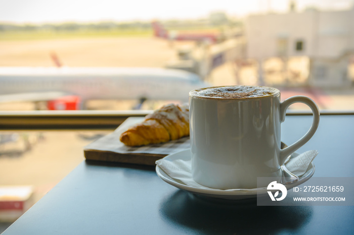 在机场休息室享用热咖啡和早餐。