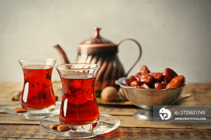 木桌特写传统玻璃杯中的土耳其茶