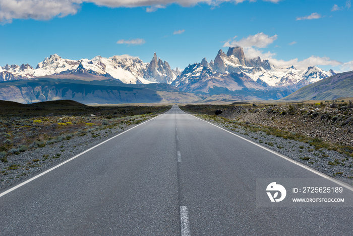 来自El Chalten（阿根廷）23号公路的Cerro Torre&Fitz Roy