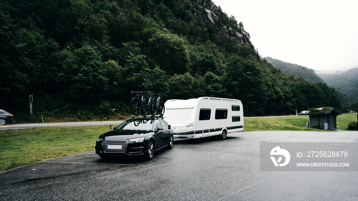 卑尔根Natur Campingurla的Norwegen Schweden unterwegs的汽车和露营车