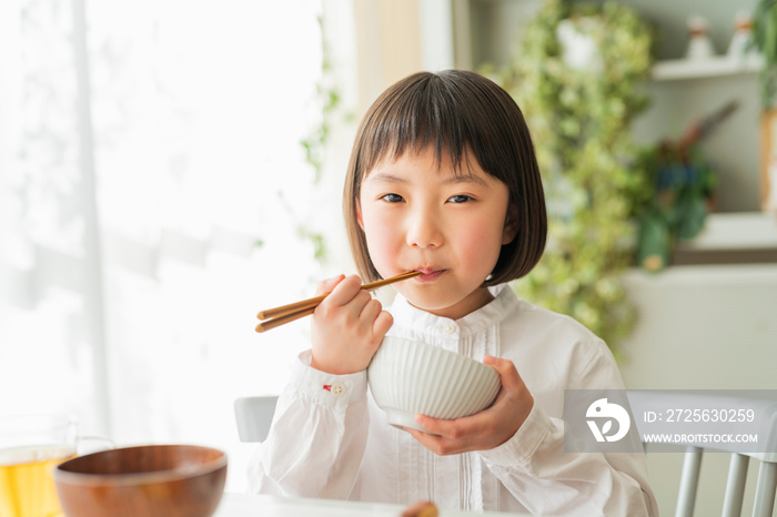 朝ごはんを食べる女の子