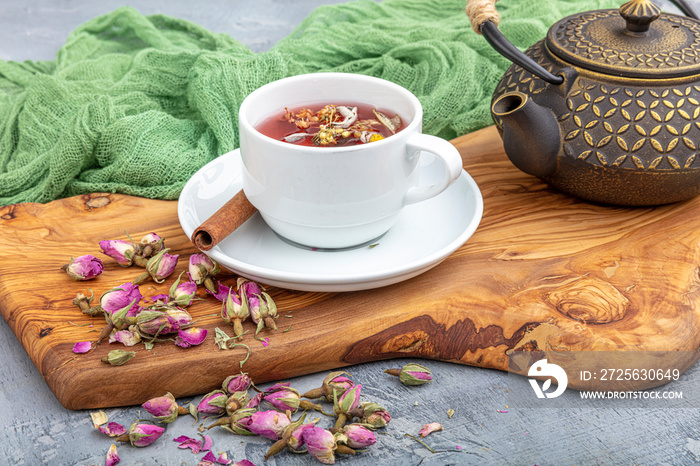 铸铁茶壶里的玫瑰花花草茶。亚洲风格。