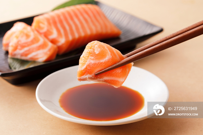 サーモンの刺身　Raw salmon sashimi