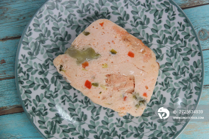 Terrine de poisson sur une assiette