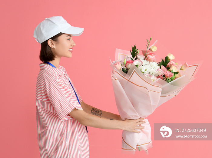 彩色背景上有一束鲜花的女快递员