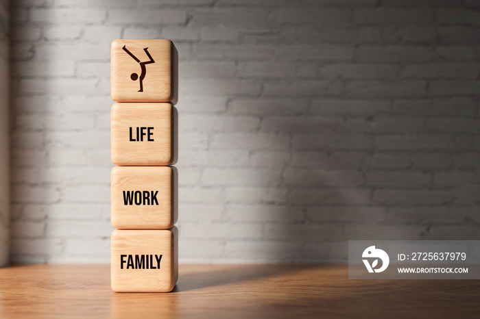 木制背景上写着家庭、工作和生活的木块