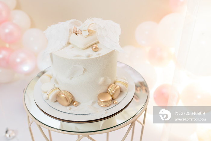糖果吧和婚礼蛋糕。桌子上有糖果，自助餐上有纸杯蛋糕，糖果，甜点。