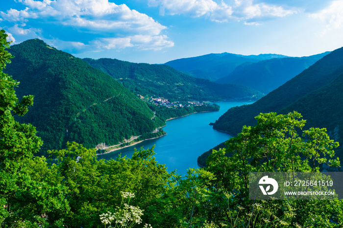 黑山普鲁津附近高青山之间的湖泊和河流Piva的夏季景观。