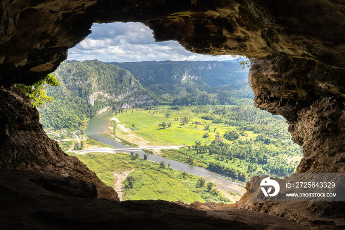 Cueva Ventana (Cave Window) overlooking the Río Grande de Arecibo valley, Cave Window is a large cav